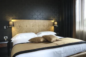 Nell'immagine una camera con letto matrimoniale